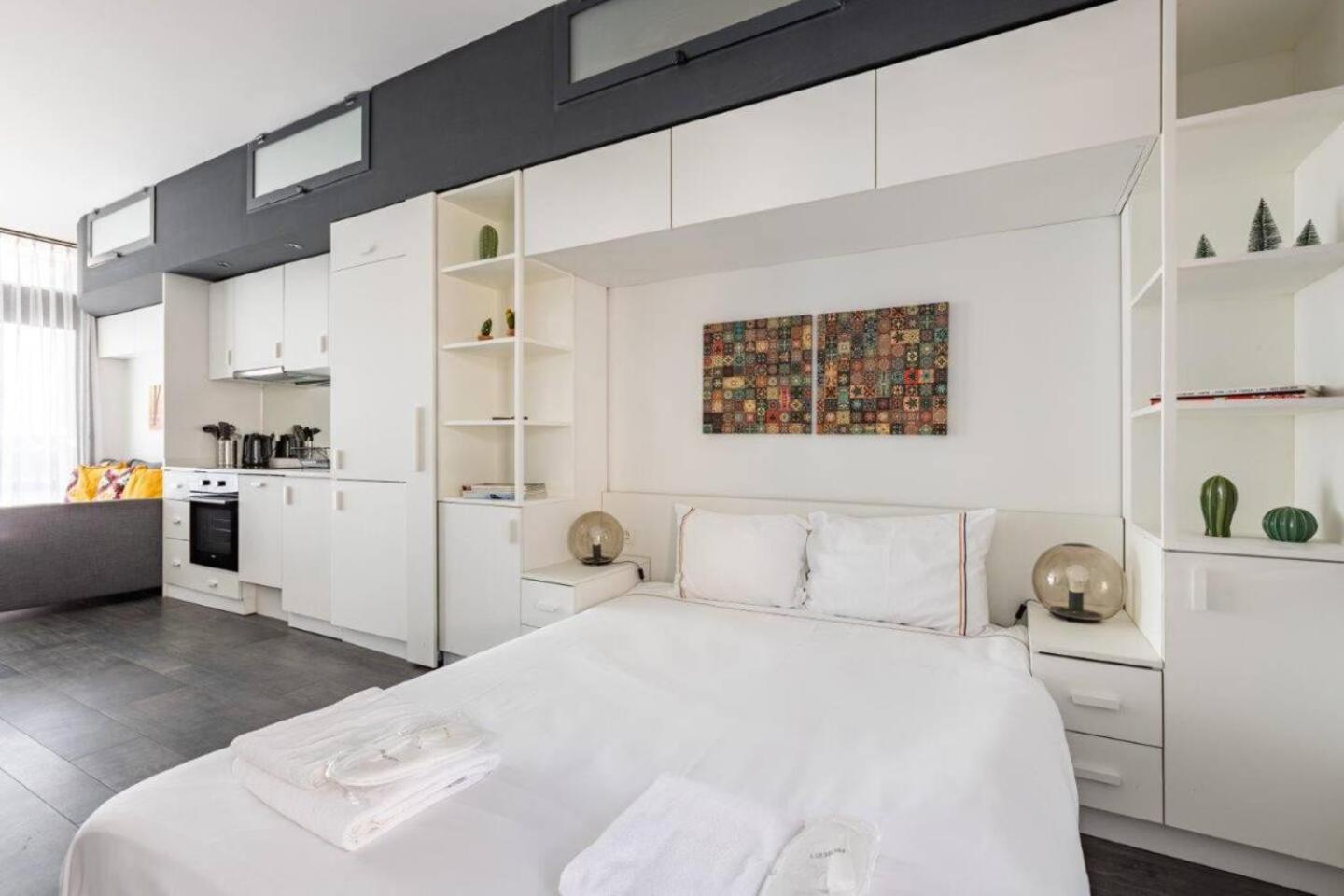 Airy W Stunning Views Private Patio #362 Daire *